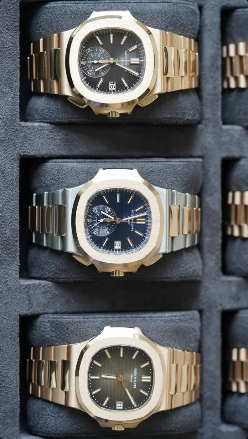 Trois montres sport en or et acier présentées sur un plateau