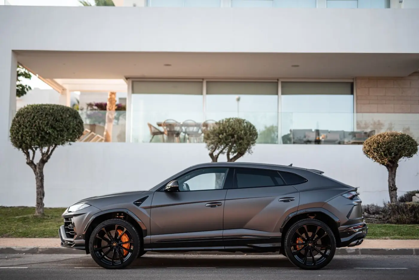 SUV sportif gris garé devant une villa